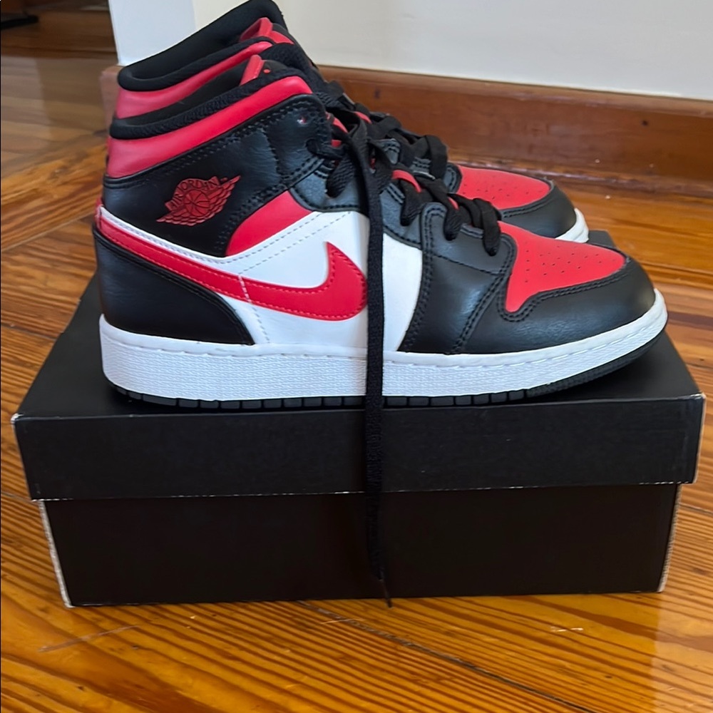Air Jordan 1 Mid Sneakers